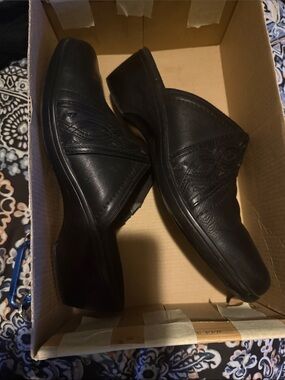 Clarks Black Leather Slip-On Clogs with Decorative Stitching